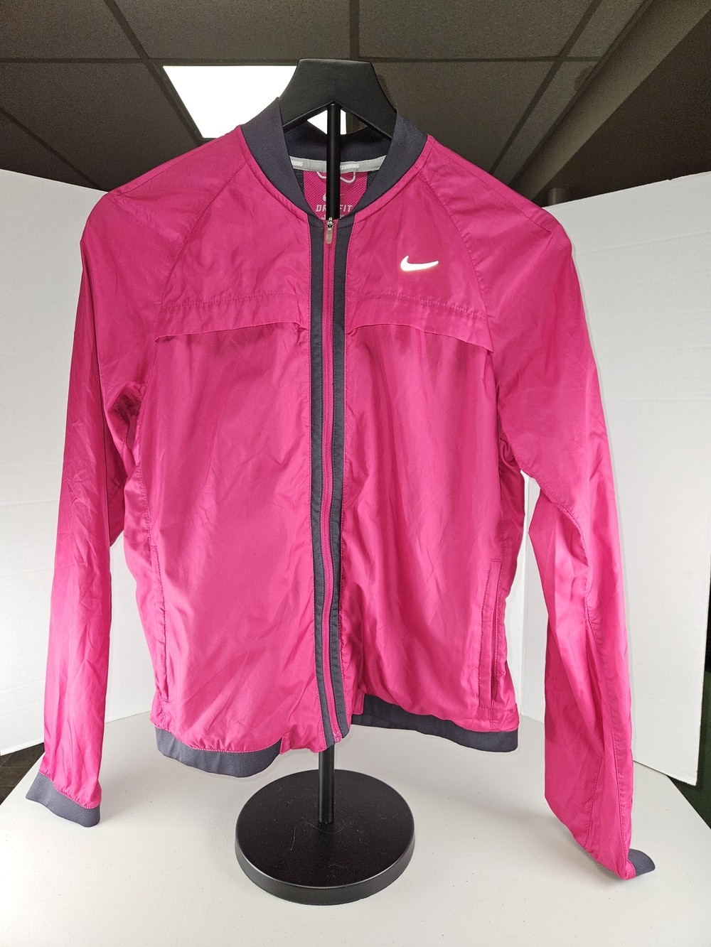 Nike Women’s Pink Lightweight Running  Windbreaker Jacket Size Medium